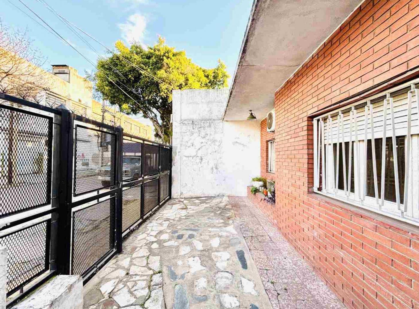 Foto de VENTA PH 3 AMB EN CASEROS CON COCHERA Y JARDIN, imagen 4