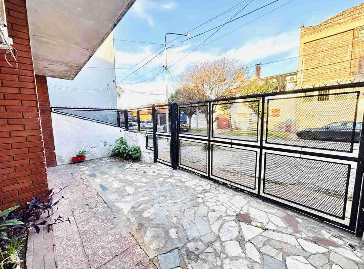 Foto de VENTA PH 3 AMB EN CASEROS CON COCHERA Y JARDIN, imagen 2