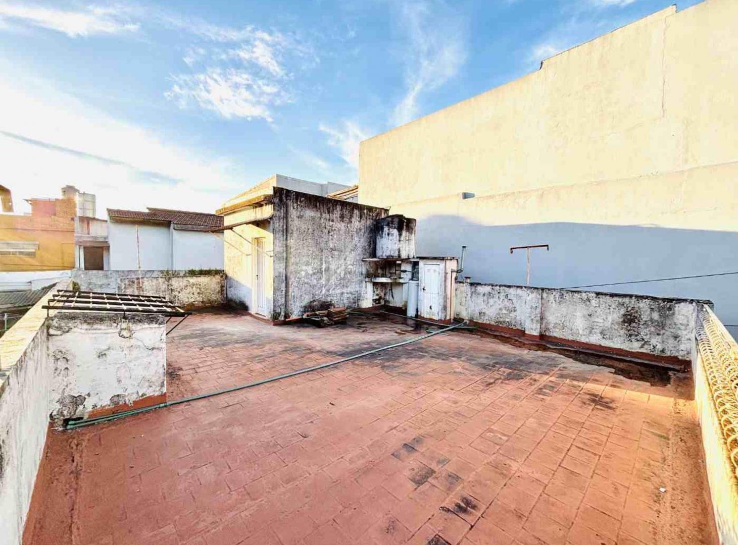 Foto de VENTA PH 3 AMB EN CASEROS CON COCHERA Y JARDIN, imagen 1