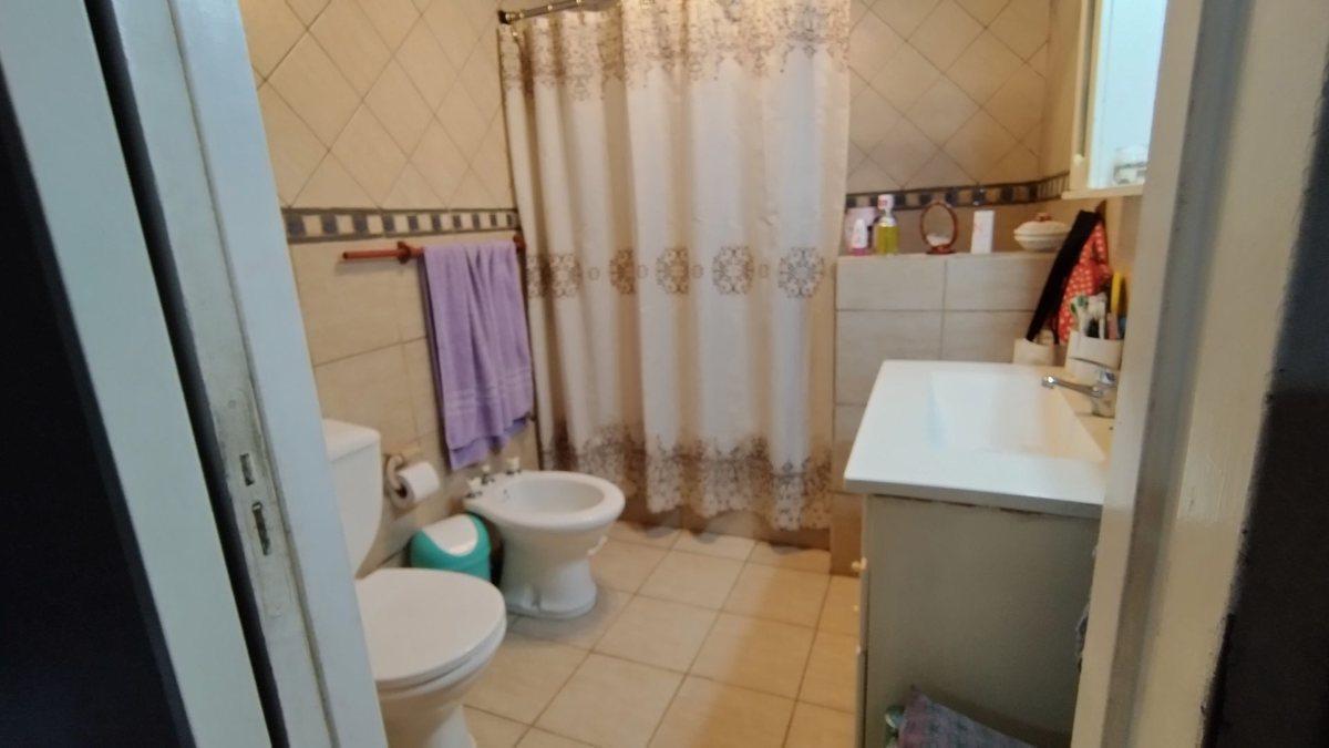 Foto de VENTA PH 4 AMB. CON PILETA Y LOCAL,CASEROS.PERMUTA, imagen 5