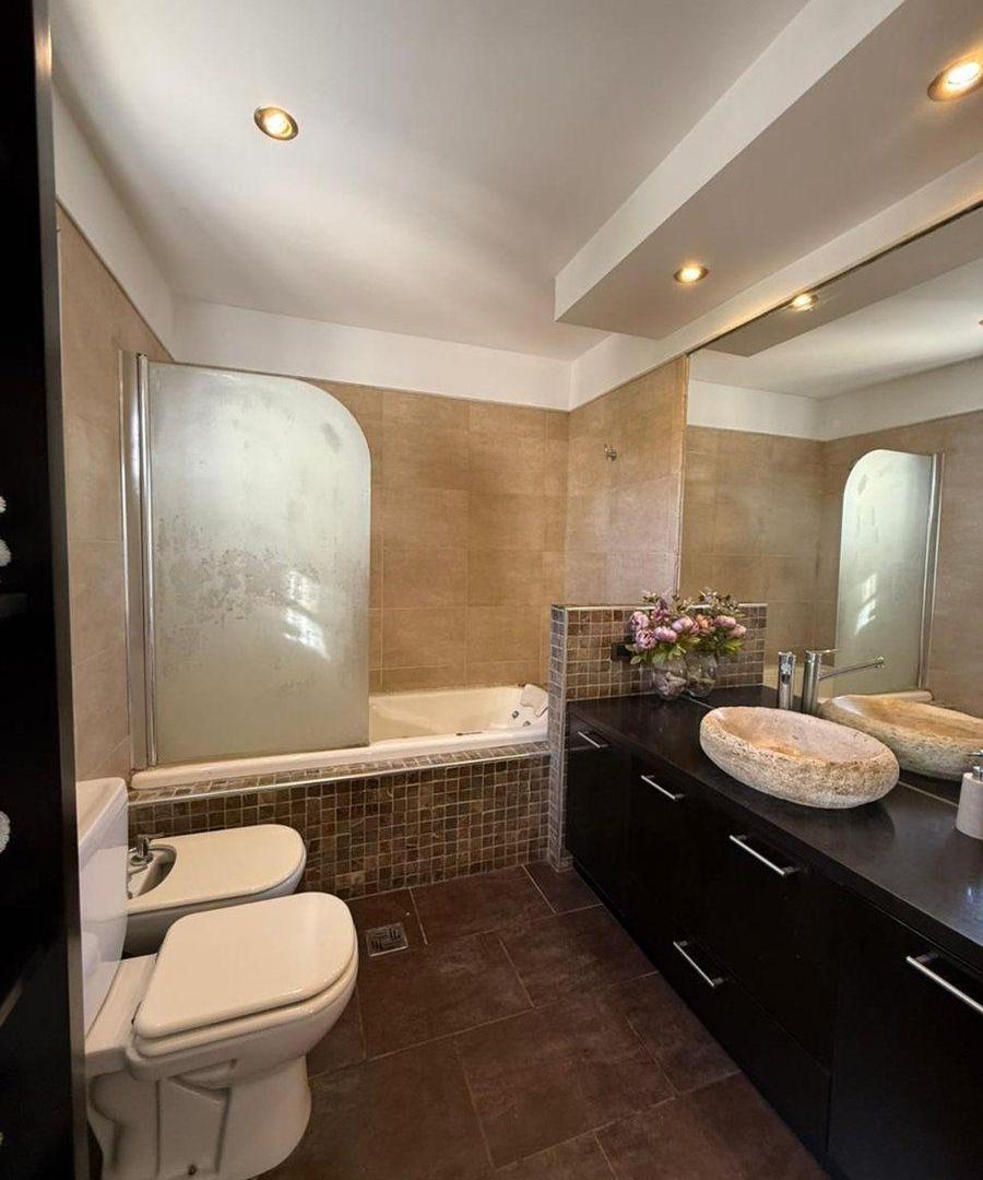 Foto de HERMOSA CASA 4 AMBIENTES C/ PISCINA EN HURLINGHAM, imagen 1