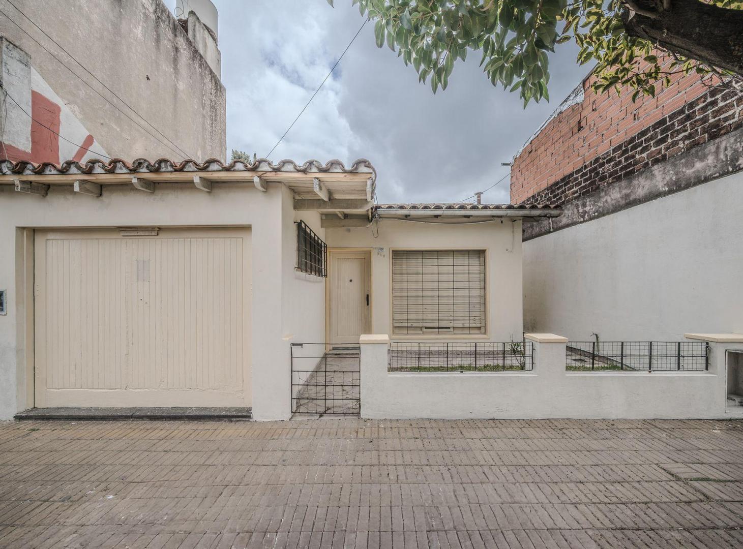 Foto de VENTA - CASA 3 AMBIENTES - GARAGE - PARQUE, imagen 2
