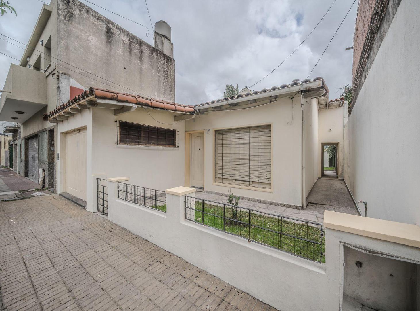 Foto de VENTA - CASA 3 AMBIENTES - GARAGE - PARQUE, imagen 1