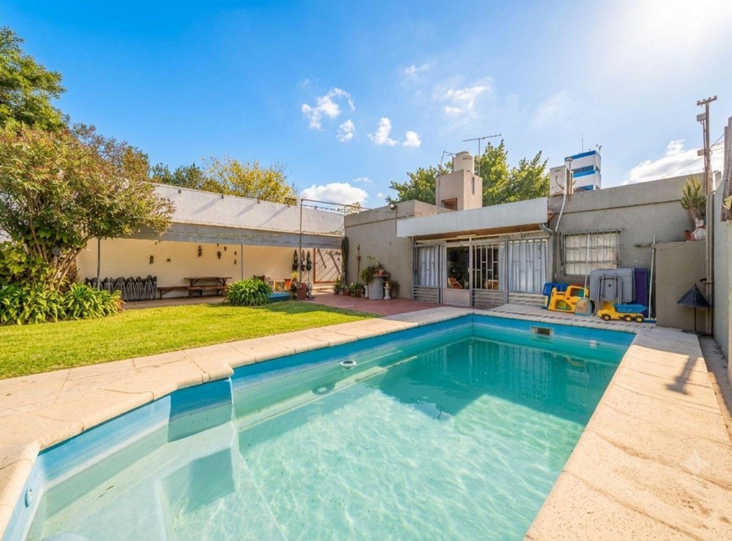 Foto de VENTA CASA VILLA BALLESTER SOBRE LOTE 590M2 PILETA, imagen 1
