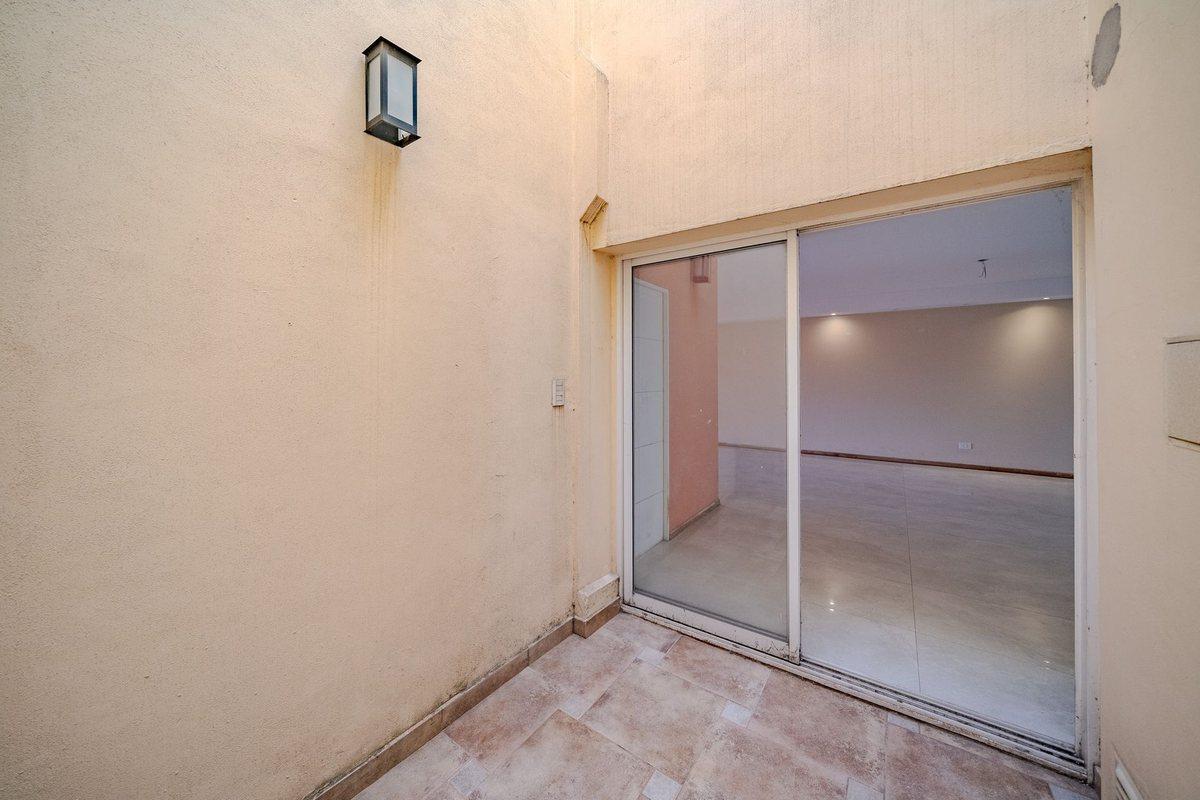 Foto de VENTA CASA 6 AMB FLORES PISCINA COCHERA PERMUTA, imagen 4