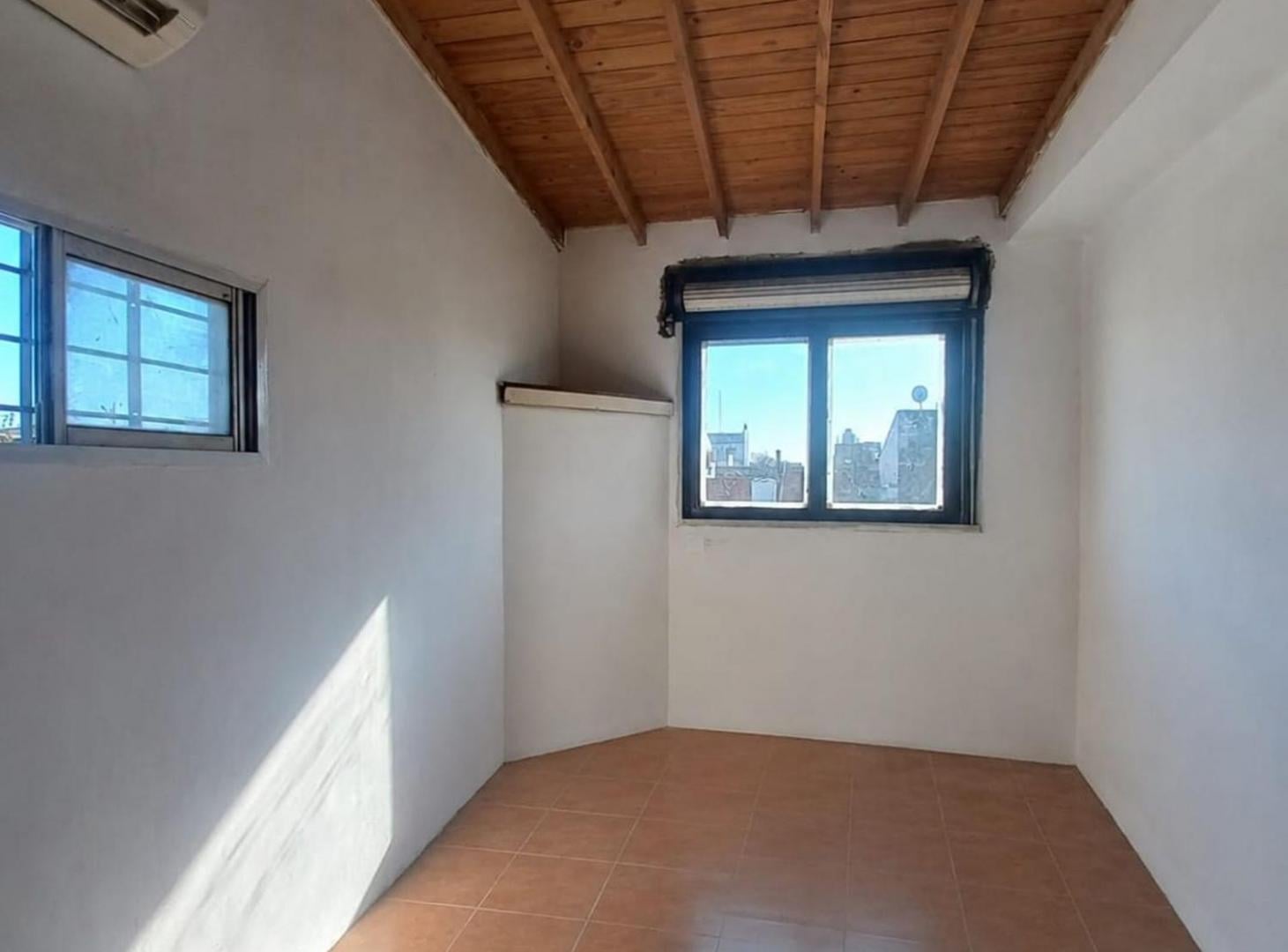 Foto de VENTA PH 2 AMB. C/ PATIO PERMUTA, imagen 4