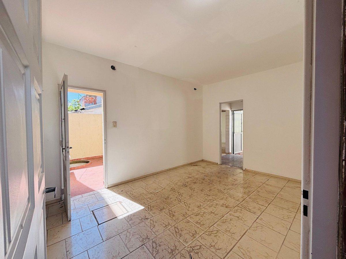 Foto de VENTA PH 3 AMB EN CASEROS CON 2 PATIOS - PERMUTA, imagen 2