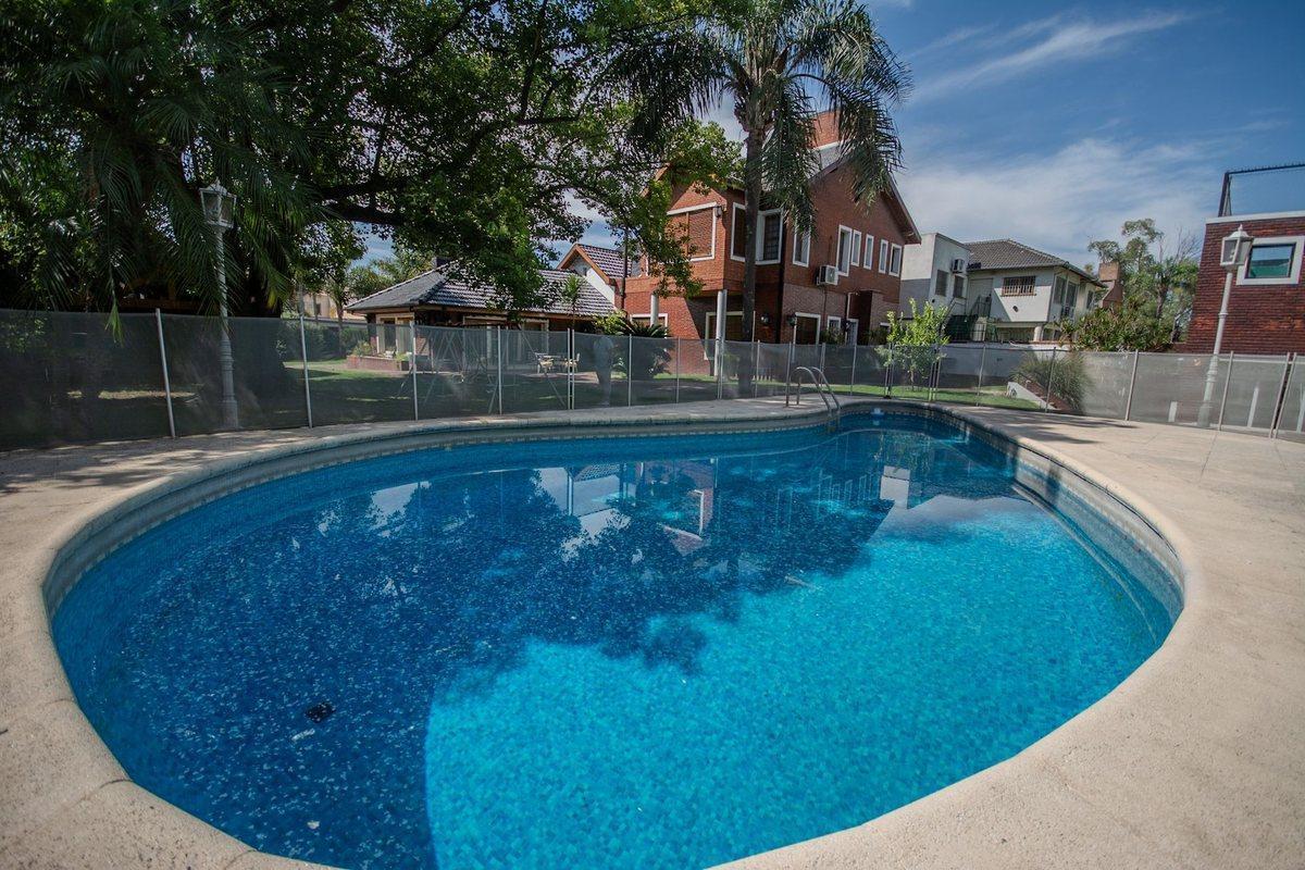 Foto de VENTA IMPONENTE CASA HURLINGHAM 2000 M2 PERMUTA, imagen 2
