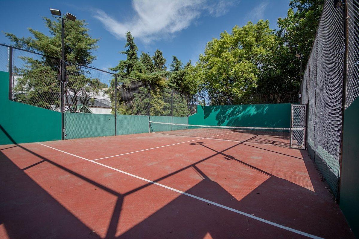 Foto de VENTA IMPONENTE CASA HURLINGHAM 2000 M2 PERMUTA, imagen 5