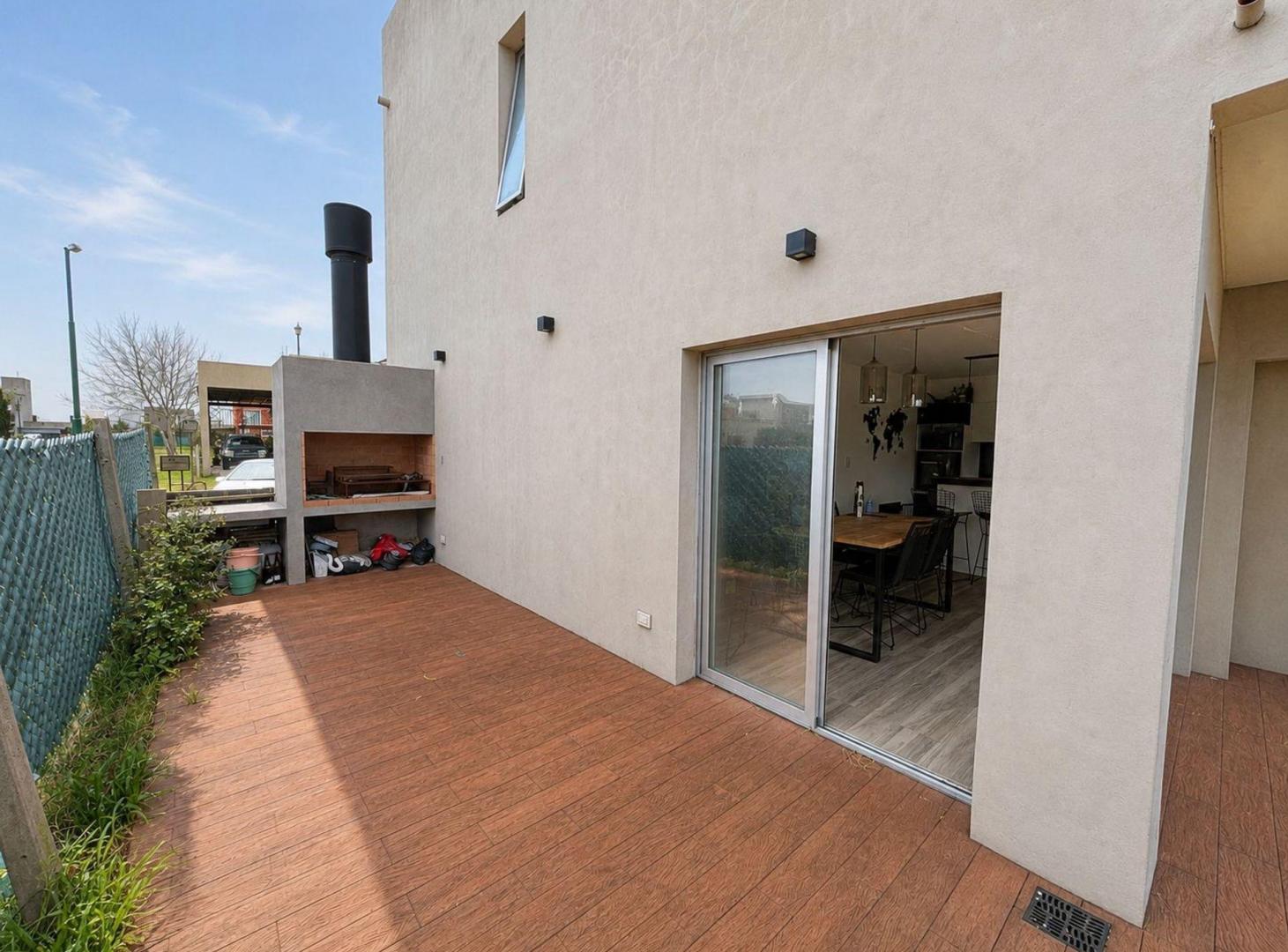 Foto de VENTA CASA 4 AMBIENTES BARRIO LAGUNA AZUL PERMUTA, imagen 3