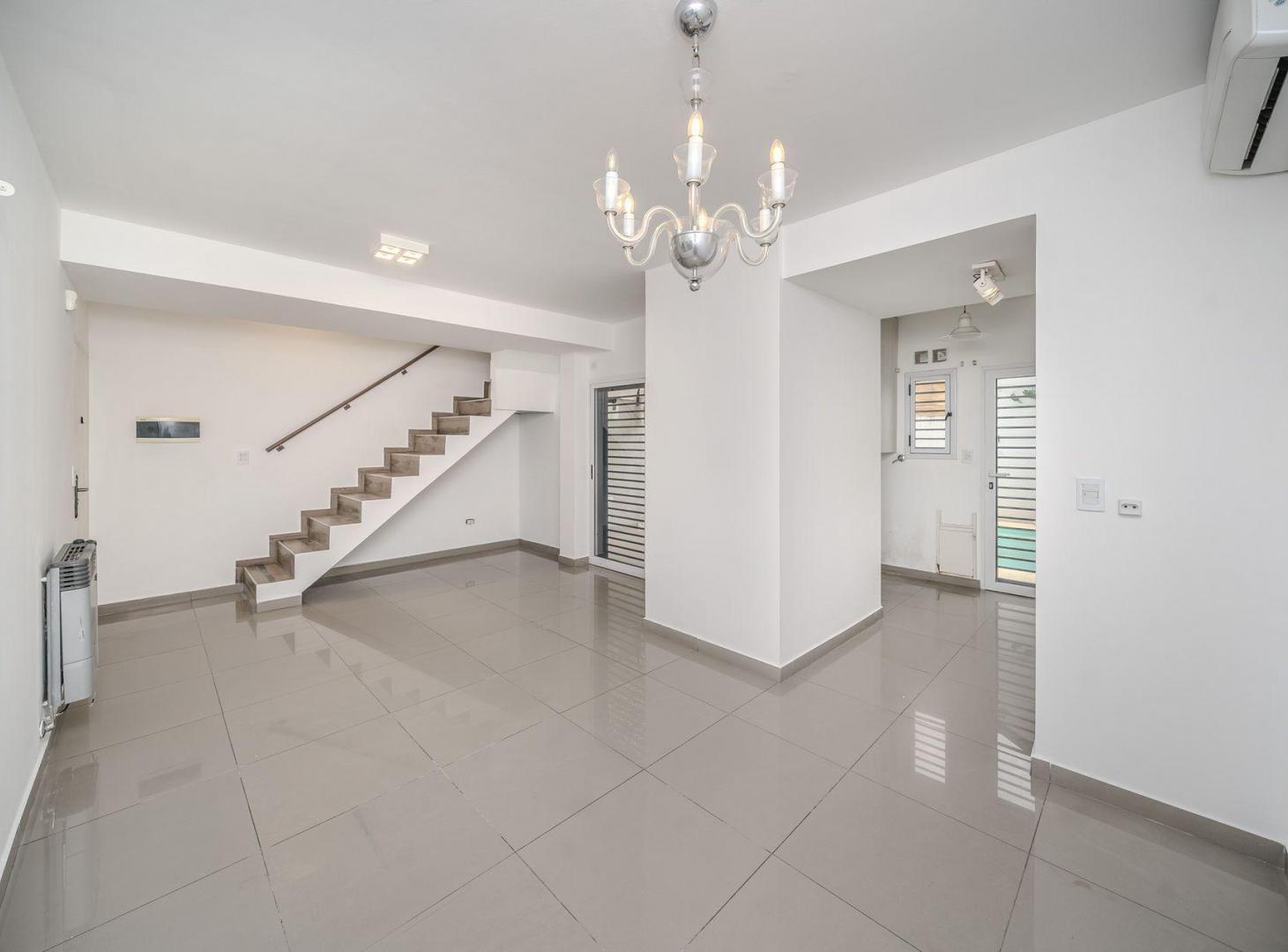 Foto de VENTA DUPLEX 3 AMB EN ITUIZANGO C/PILETA y COCHERA, imagen 2