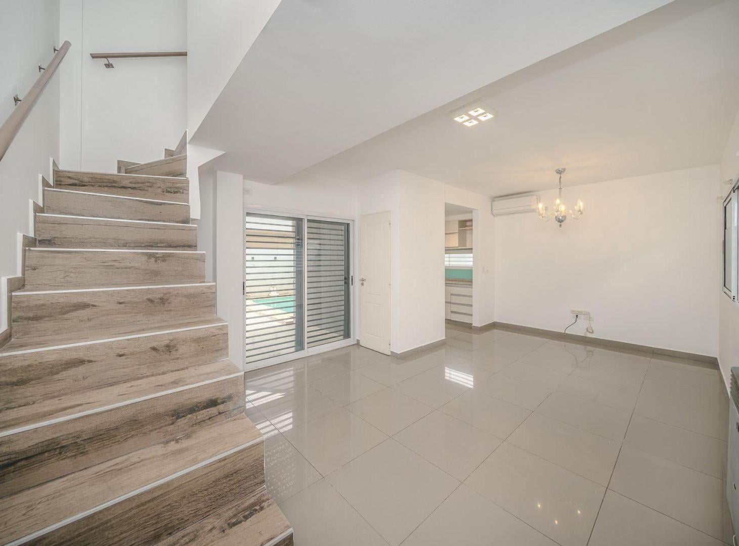 Foto de VENTA DUPLEX 3 AMB EN ITUIZANGO C/PILETA y COCHERA, imagen 3