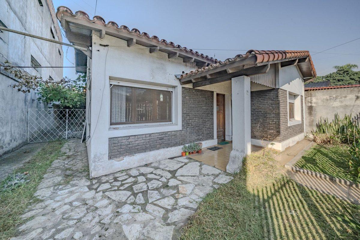 Foto de VENTA CASA 3 AMB. CON GARAGE A. CREDITO-PERMUTA, imagen 1