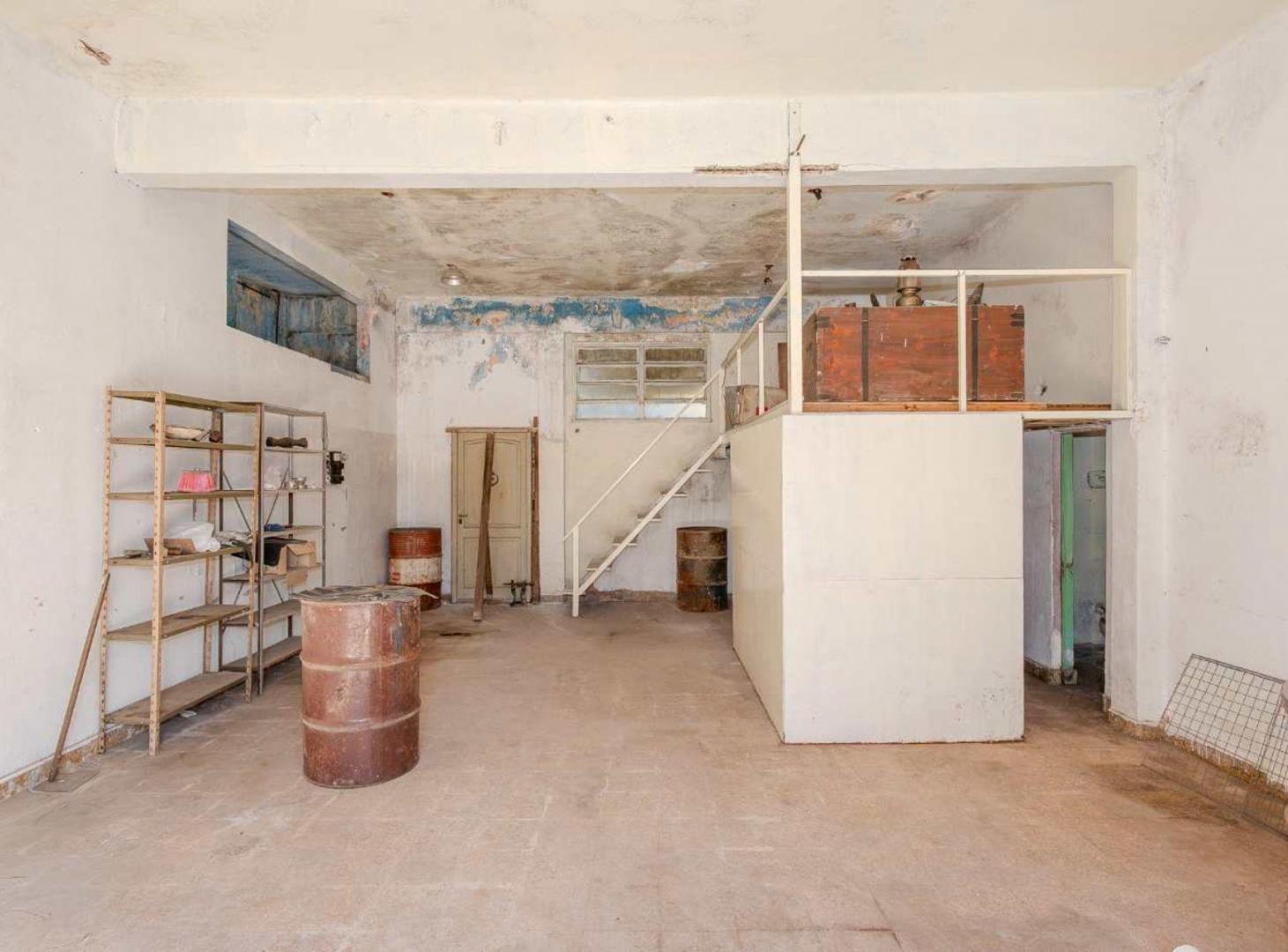 Foto de VENTA LOCAL EN CASEROS CON ESPACIO AÉREO., imagen 1