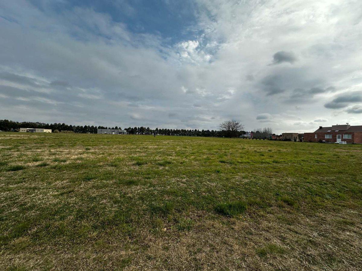 Foto de LOTE 2000M2 VENTA ESPINILLO GOLF CLUB CARLOS KEEN, imagen 3