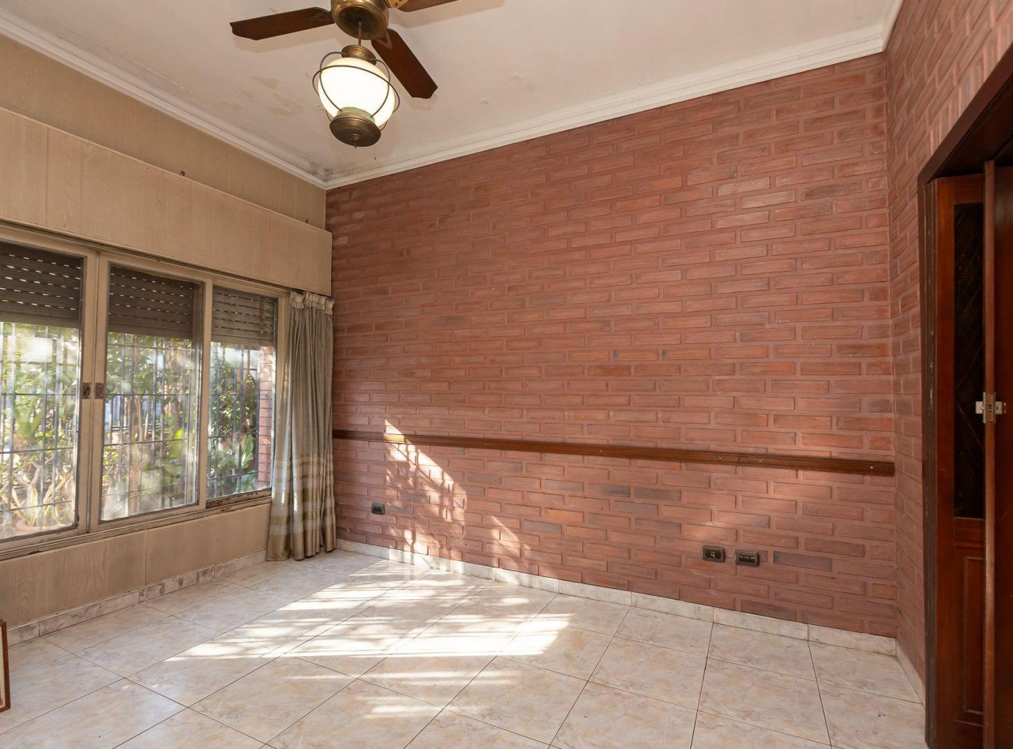 Foto de VENTA CASA 4 AMB - PILETA - QUINCHO - CASEROS, imagen 3
