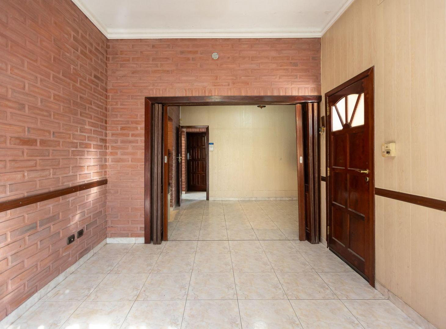 Foto de VENTA CASA 4 AMB - PILETA - QUINCHO - CASEROS, imagen 2