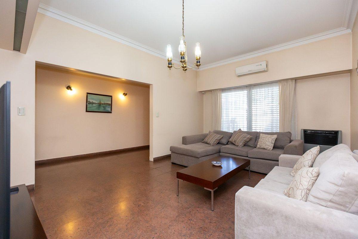 Foto de VENTA CASA EN CASEROS C/ COCHERA Y PATIO - PERMUTA, imagen 1