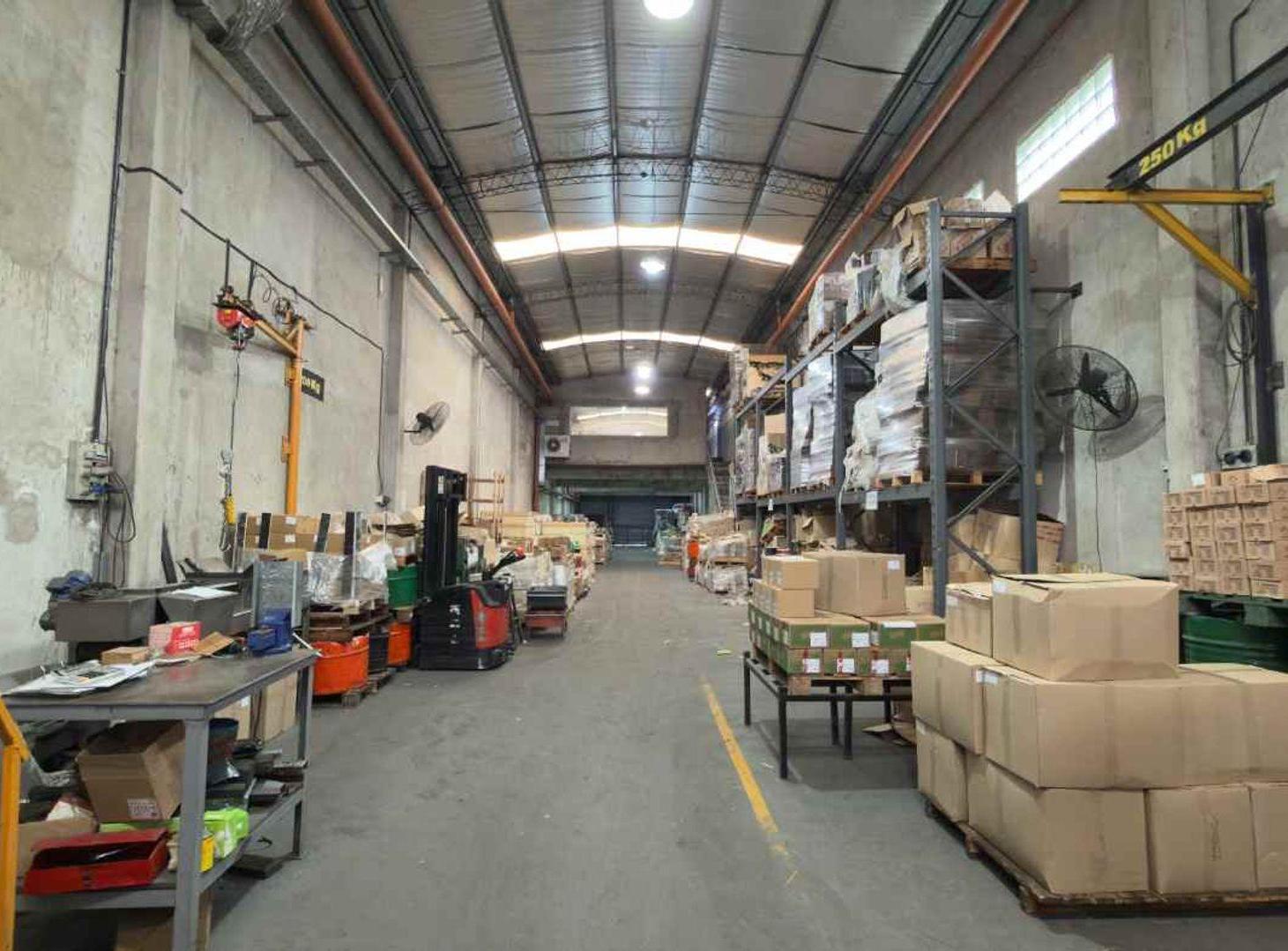 Foto de VENTA GALPON INDUSTRIAL 400M CUBIERTOS EN CASEROS, imagen 1