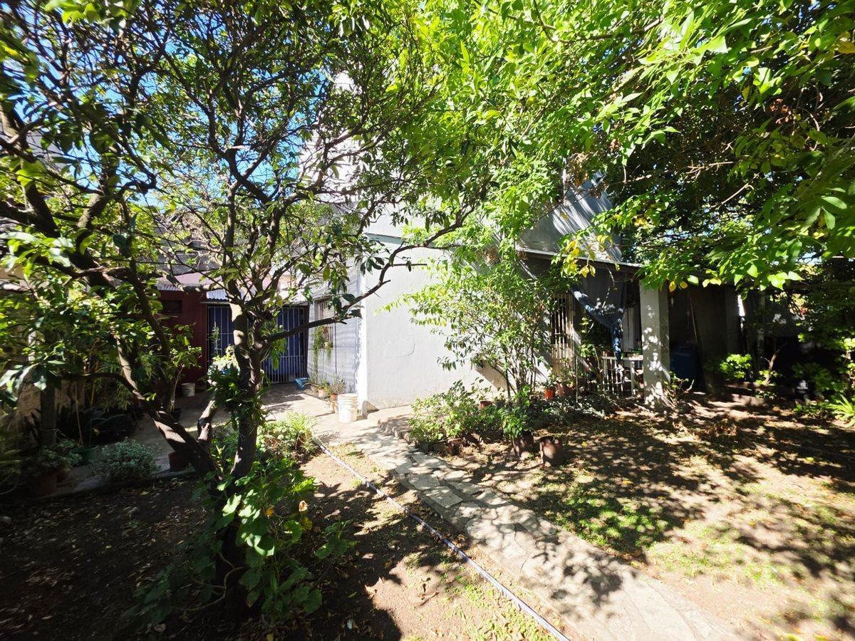 Foto de Chalet en venta Hurlingham sobre gran lote 578m², imagen 3