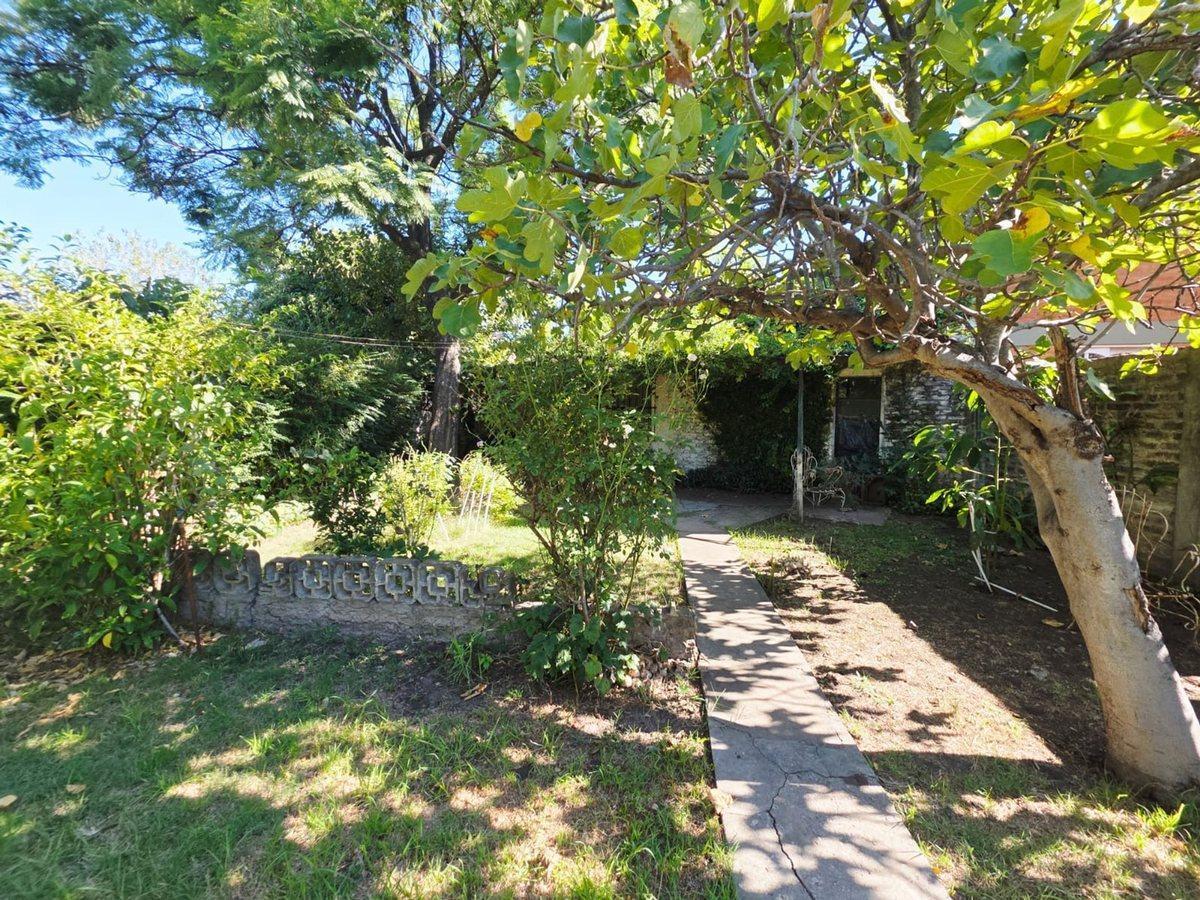 Foto de Chalet en venta Hurlingham sobre gran lote 578m², imagen 2
