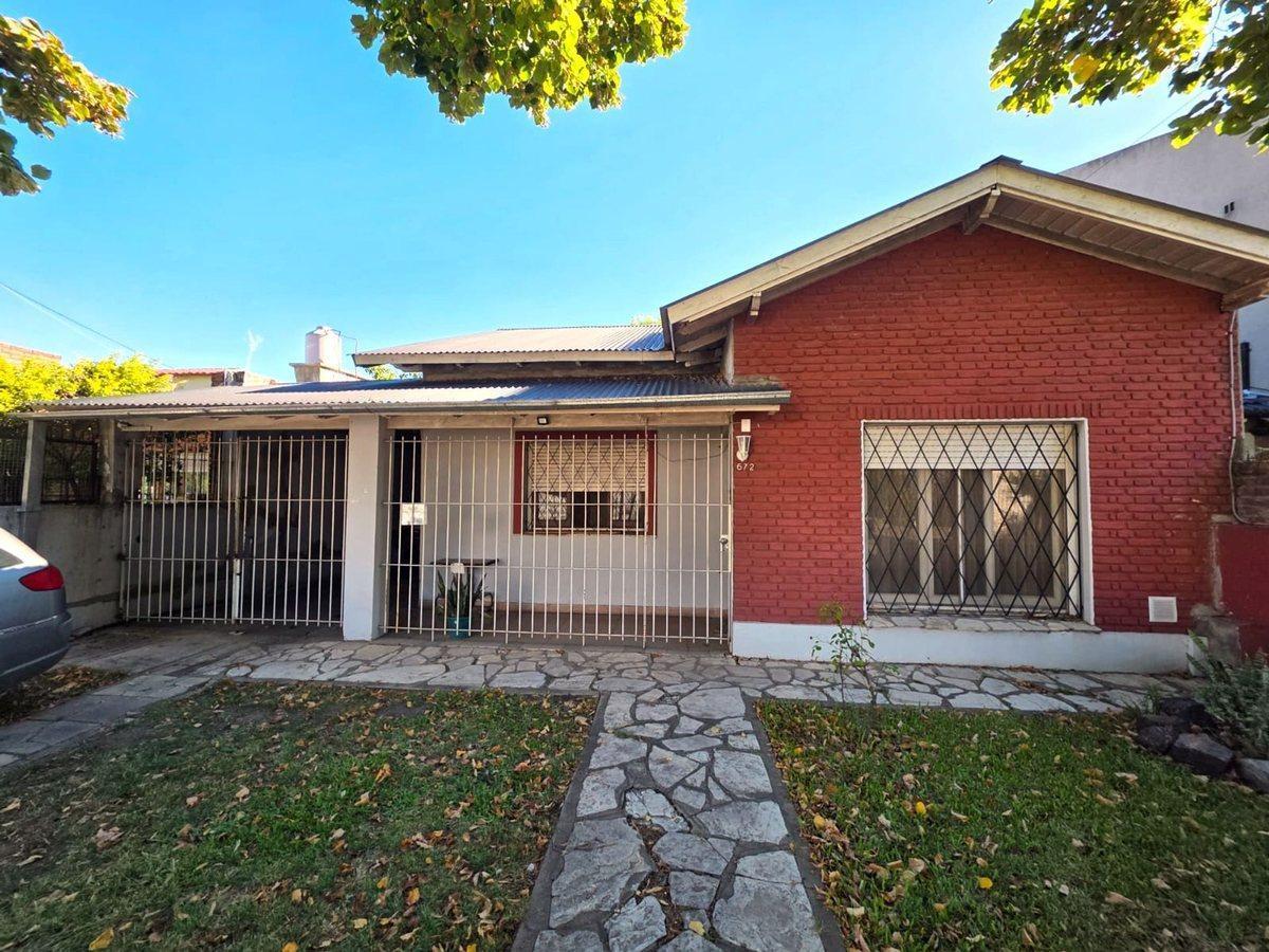 Foto de Chalet en venta Hurlingham sobre gran lote 578m², imagen 1