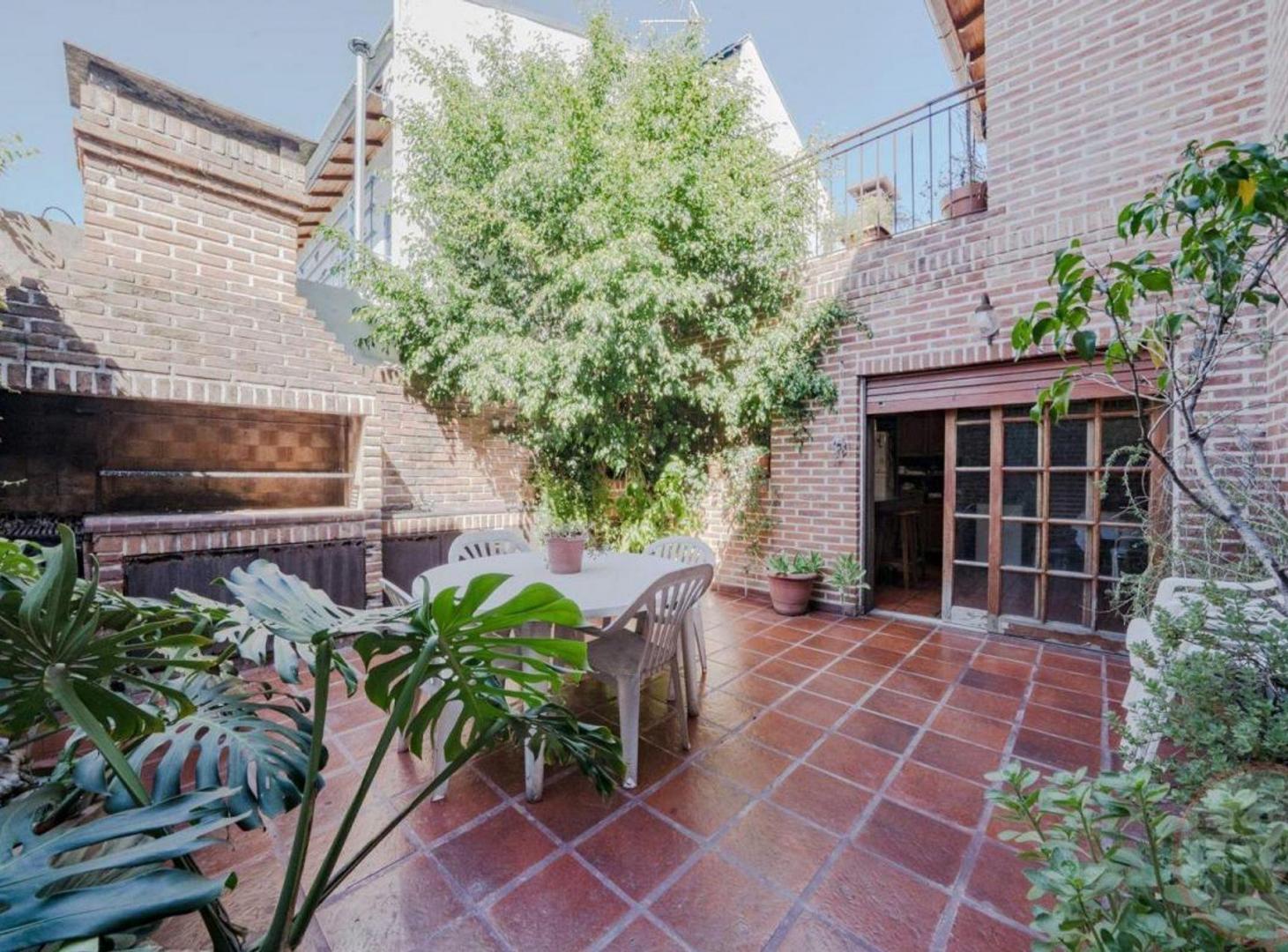 Foto de CASA 6 AMBIENTES AMPLIOS ESPACIOS Y EXCELENTE DIST, imagen 2