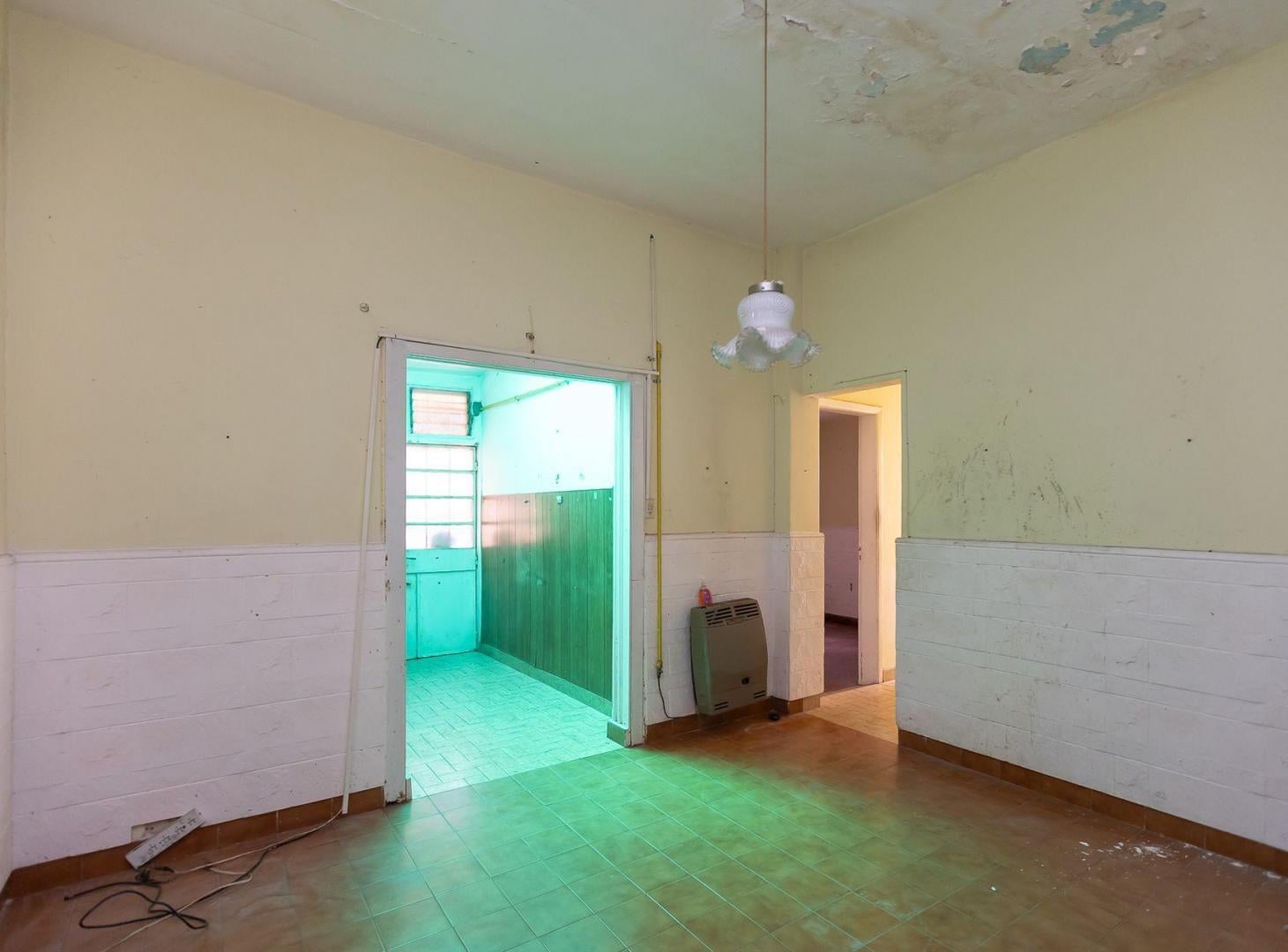 Foto de VENTA PH 3 AMB con PATIO A RECICLAR EN CASEROS, imagen 1