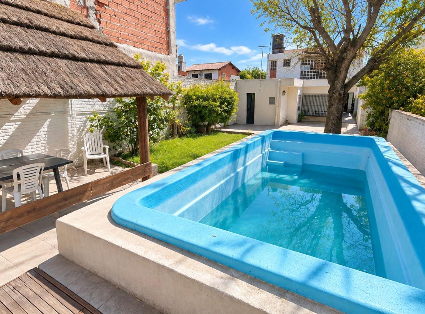 Foto de VENTA CASA PARQUE PILETA QUINCHO COCHERA PERMUTA, imagen 1