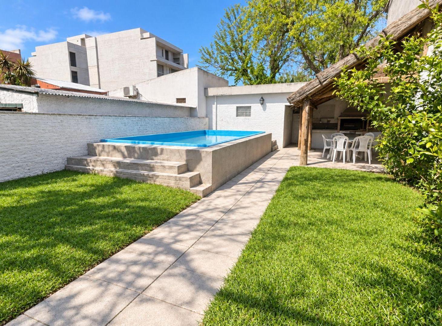 Foto de VENTA CASA PARQUE PILETA QUINCHO COCHERA PERMUTA, imagen 2