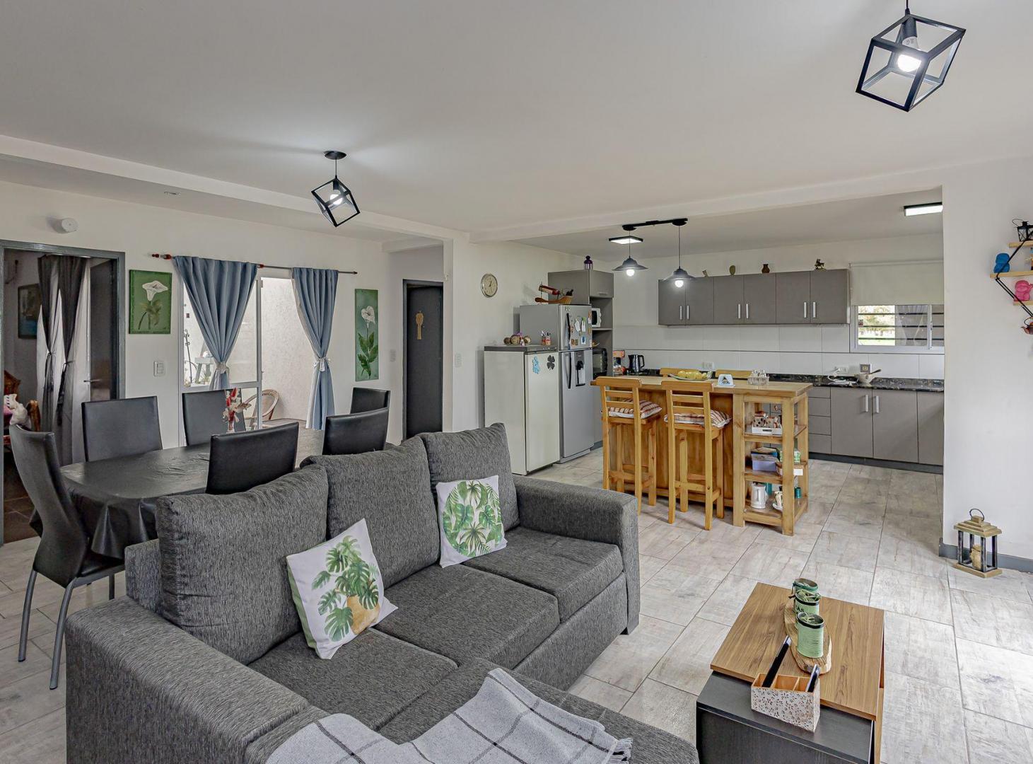 Foto de CASA 4 AMB + PILETA. LOTE 1700 MTS, imagen 5