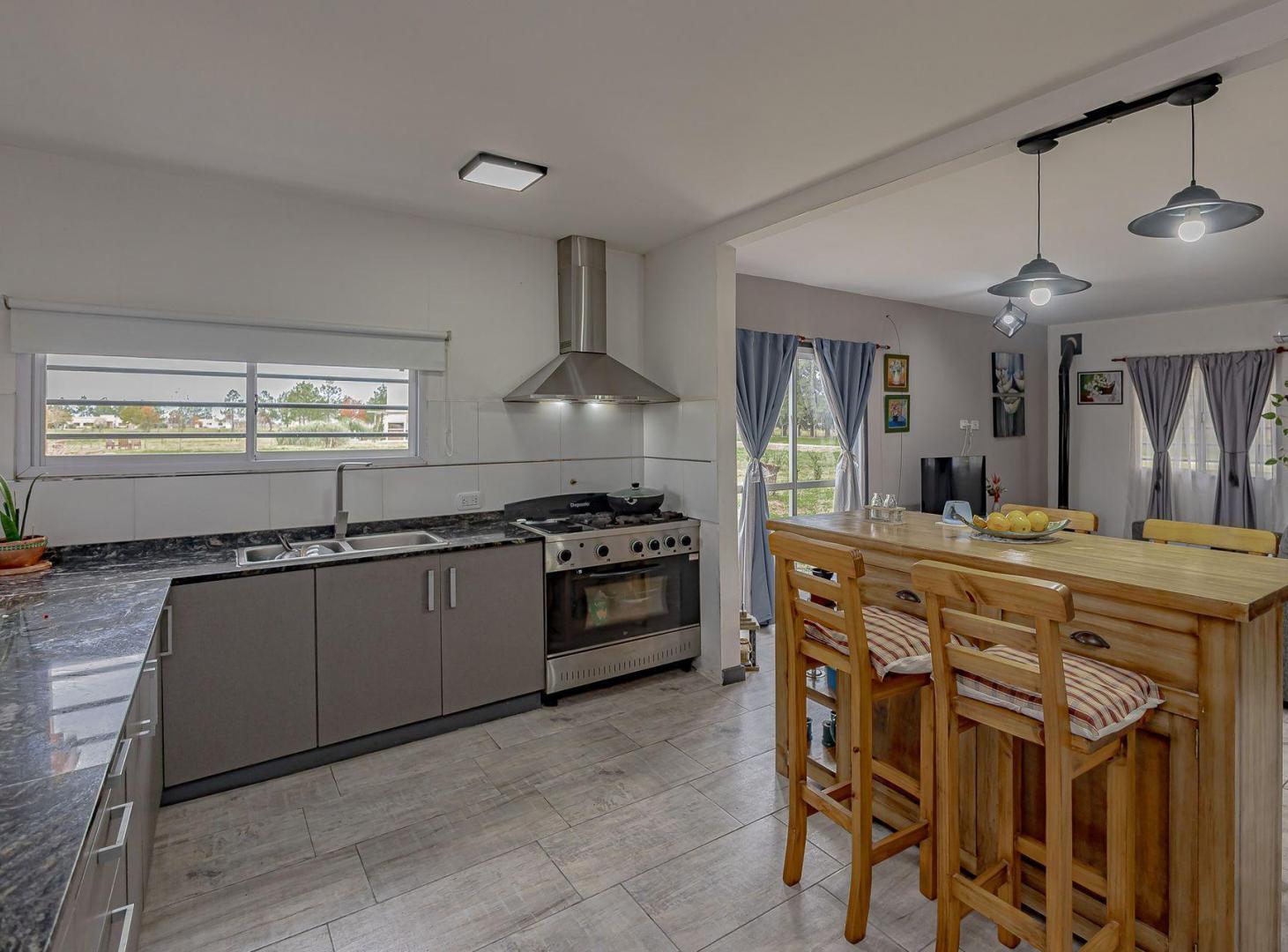 Foto de CASA 4 AMB + PILETA. LOTE 1700 MTS, imagen 4
