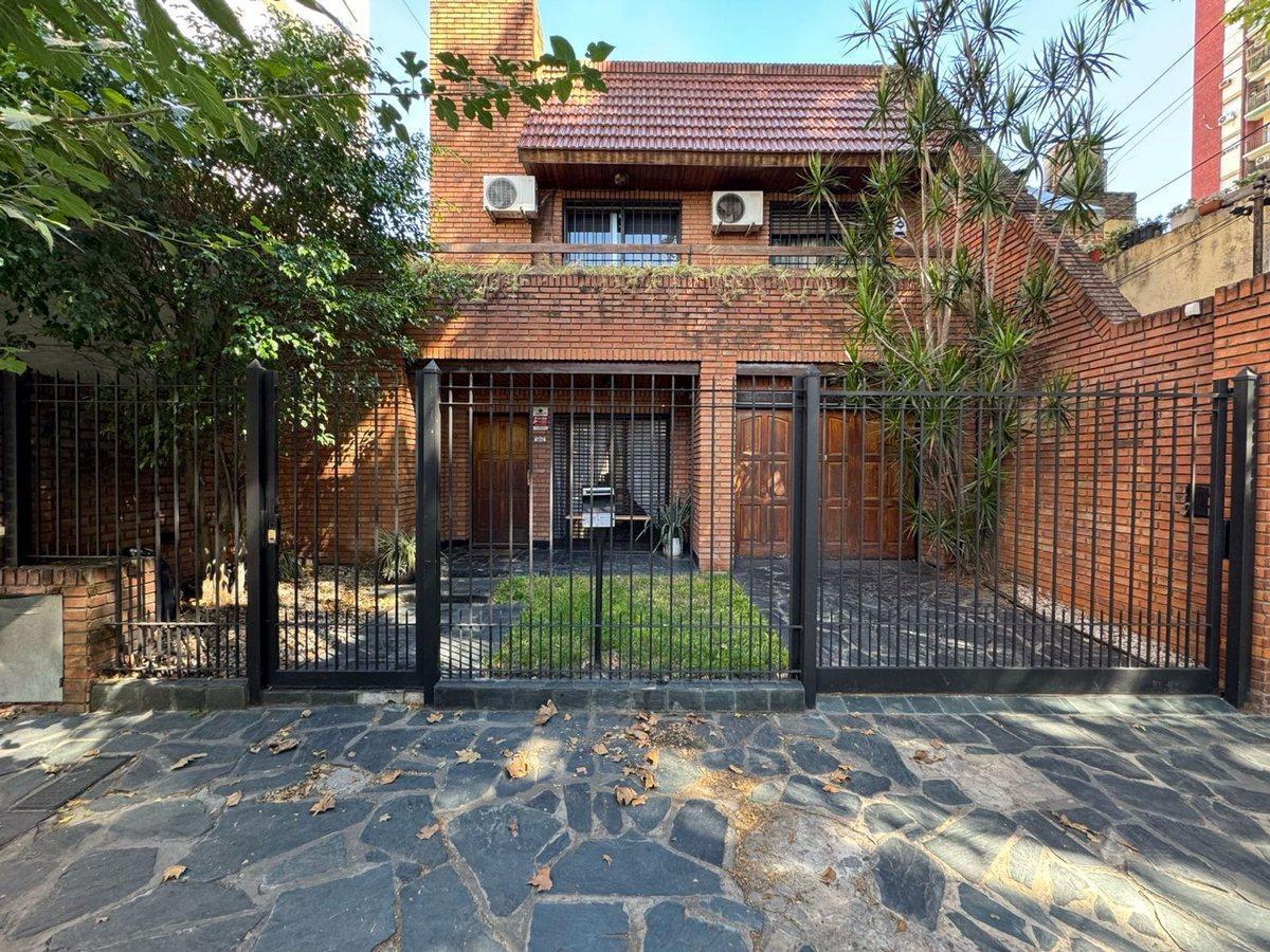 Foto de VENTA CASA 5 AMB CASEROS CENTRO PARQUE COCHERA, imagen 1