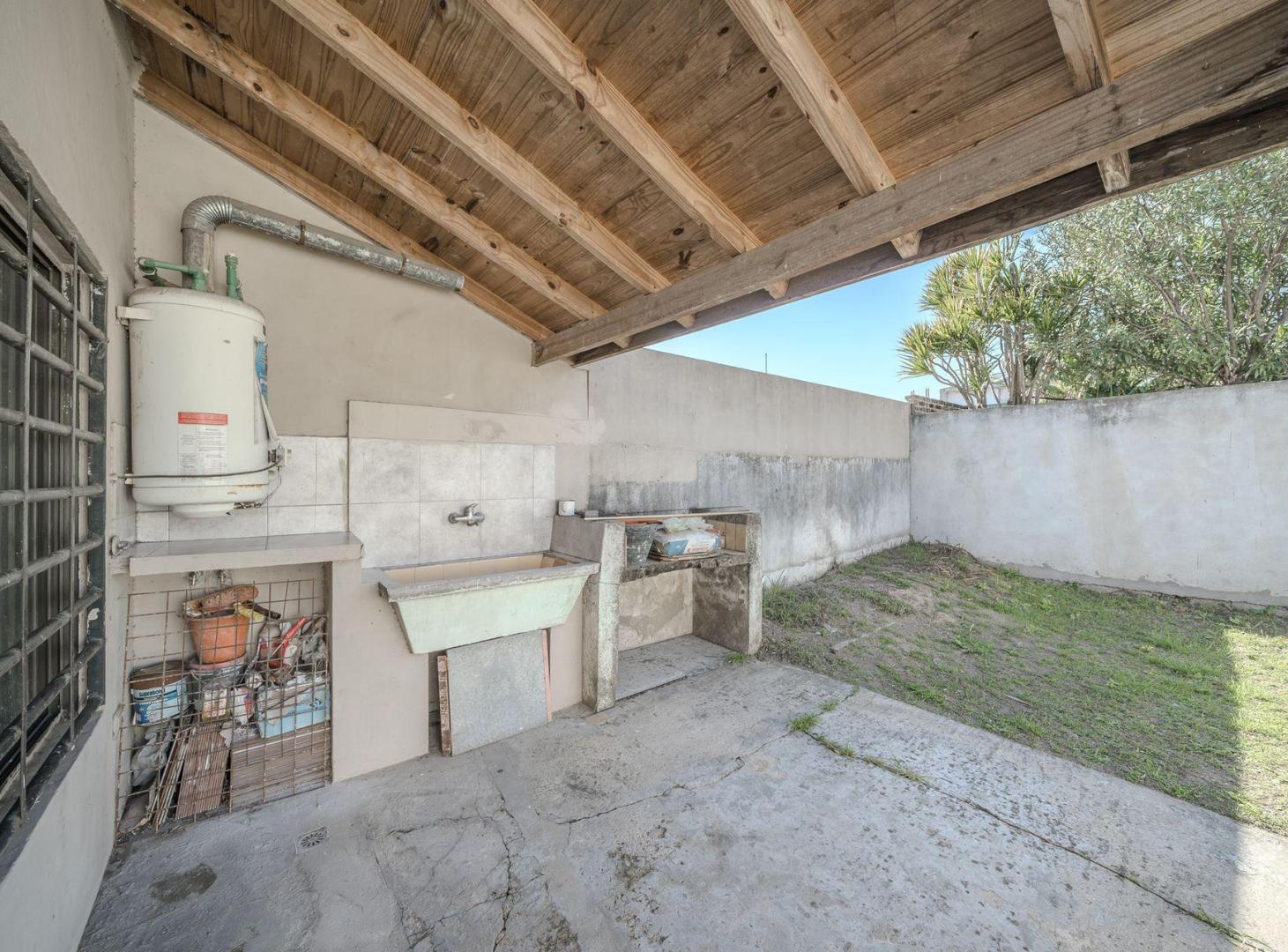 Foto de VENTA CASA 3 AMB PATIO Y COCHERAS (MORON) PERMUTA, imagen 5