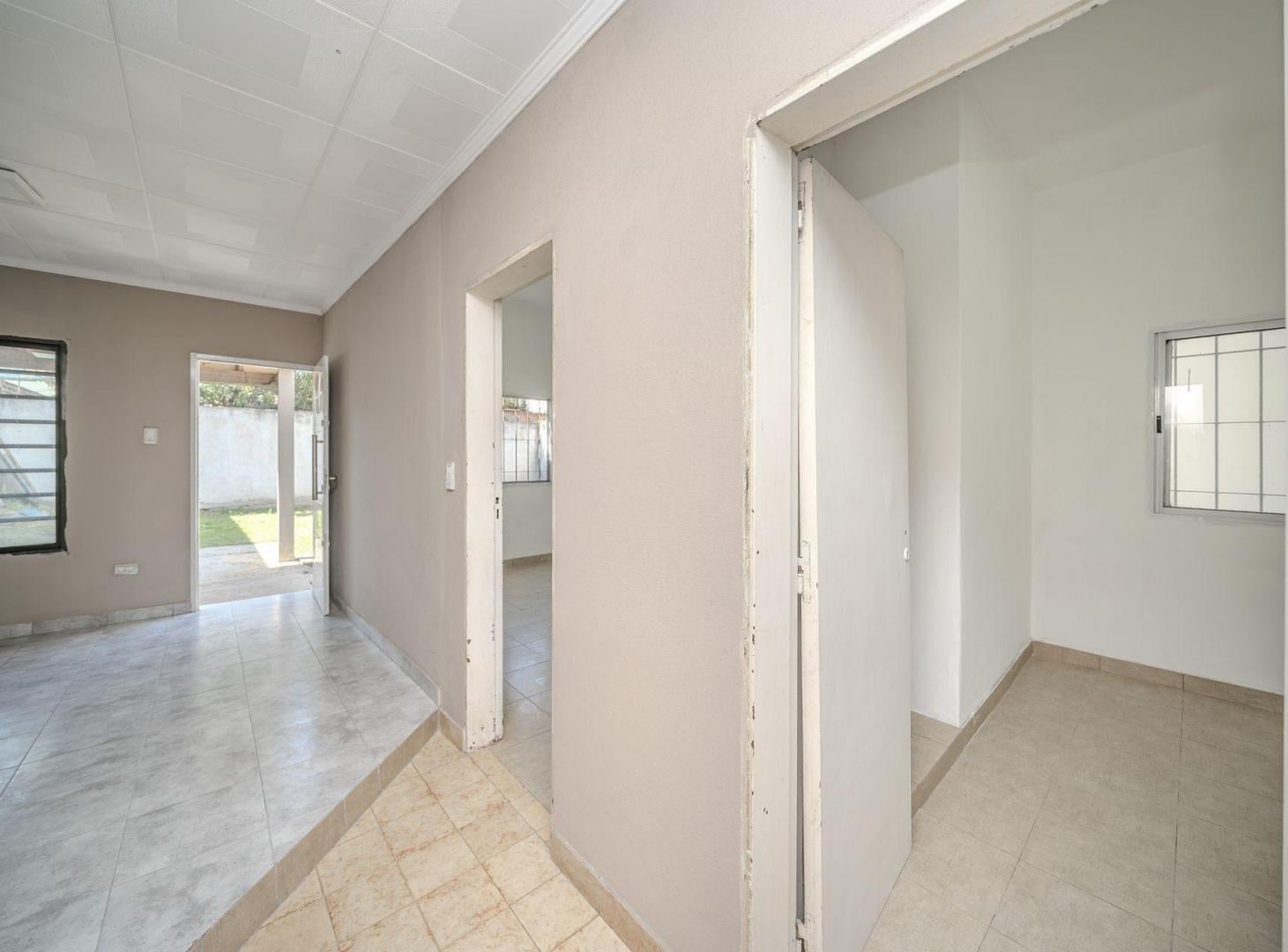 Foto de VENTA CASA 3 AMB PATIO Y COCHERAS (MORON) PERMUTA, imagen 3