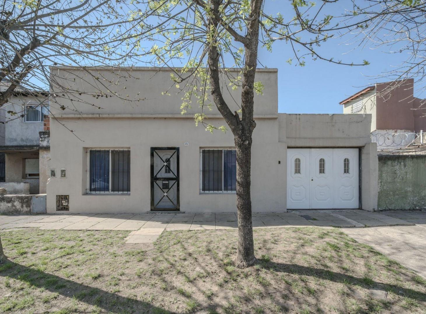 Foto de VENTA CASA 3 AMB PATIO Y COCHERAS (MORON) PERMUTA, imagen 1