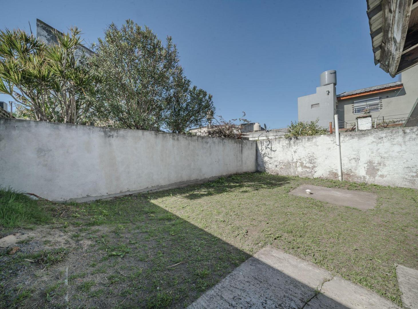 Foto de VENTA CASA 3 AMB PATIO Y COCHERAS (MORON) PERMUTA, imagen 2
