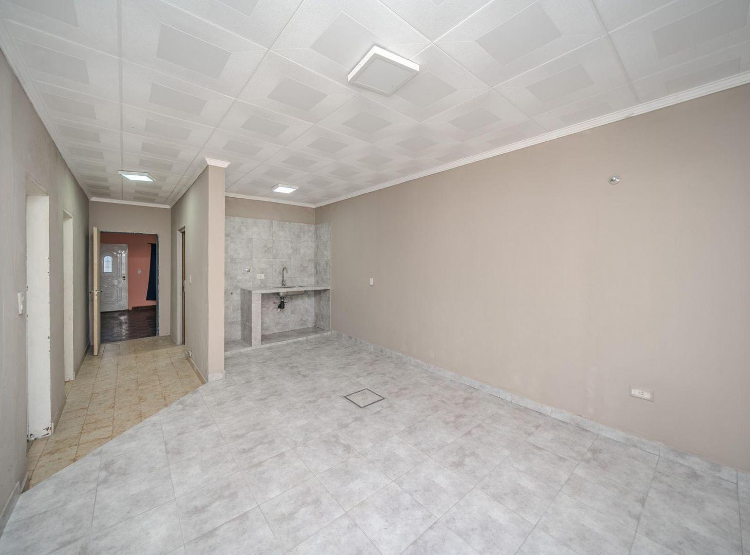 Foto de VENTA CASA 3 AMB PATIO Y COCHERAS (MORON) PERMUTA, imagen 4