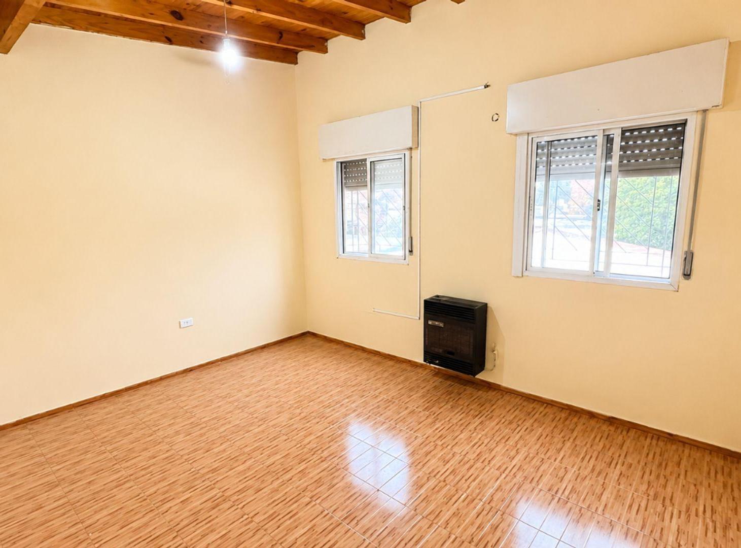 Foto de VENTA PH 4 AMB + LOCAL AL FRENTE CASEROS PERMUTA, imagen 2