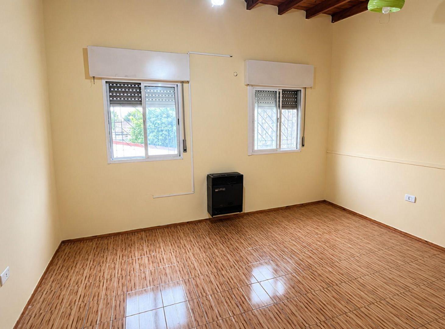 Foto de VENTA PH 4 AMB + LOCAL AL FRENTE CASEROS PERMUTA, imagen 5