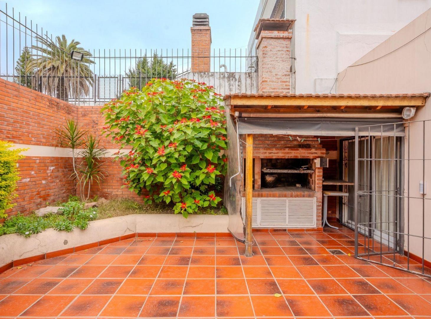 Foto de VENTA CASA 5 AMB /2 COCHERAS EN V.URQUIZA /PERMUTA, imagen 2