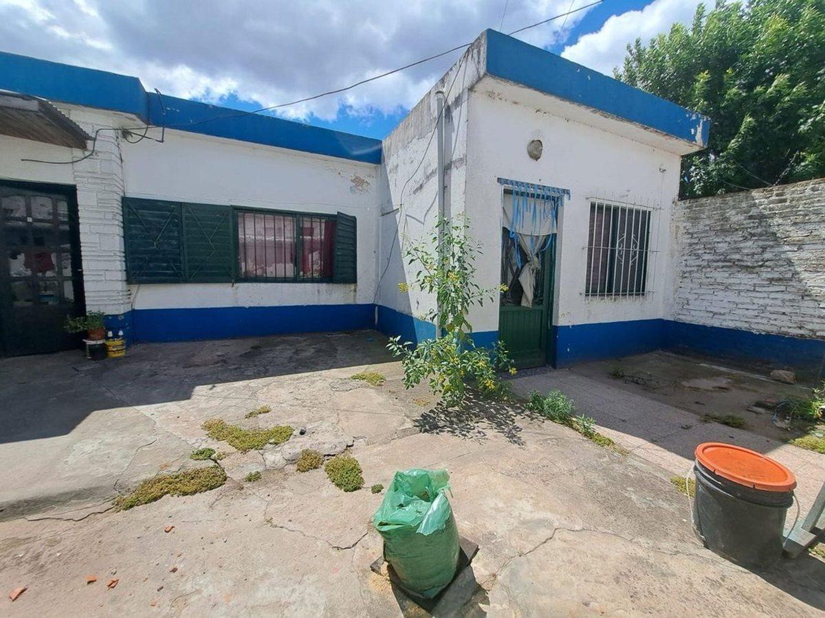 Foto de VENTA CASA/LOTE CON 5 DEPARTAMENTOS EN MERLO......, imagen 1