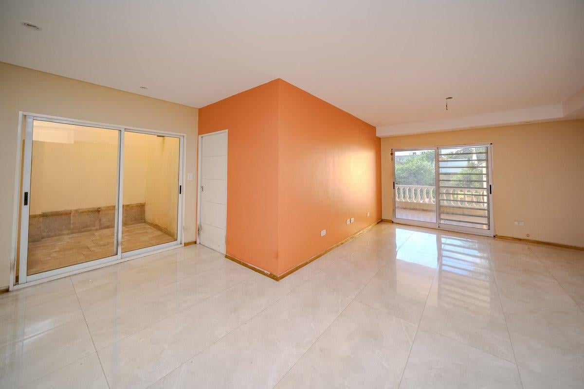 Foto de VENTA CASA 6 AMB FLORES PISCINA COCHERA PERMUTA, imagen 5