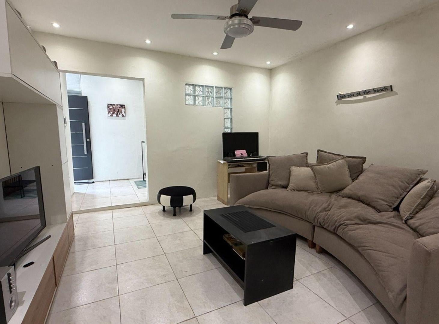 Foto de Casa en venta multifamiliar - Av Benavidez, imagen 1