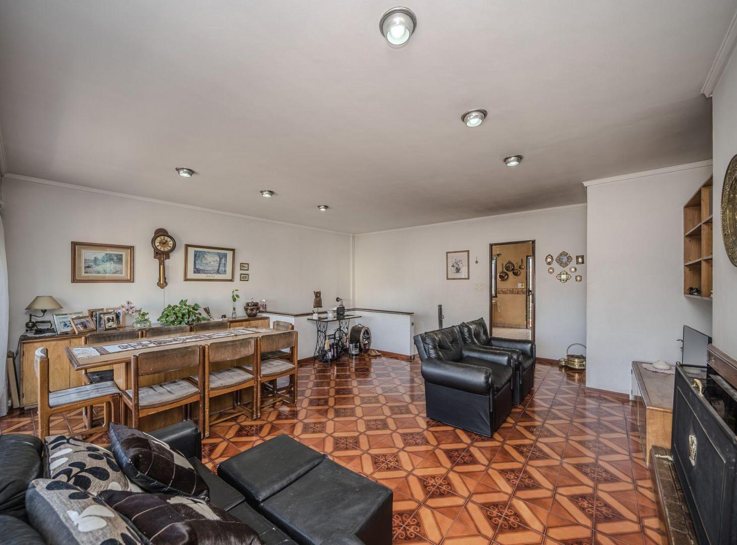 Foto de CASA 4 AMB CON PILETA Y COCHERA - CASEROS NORTE, imagen 2