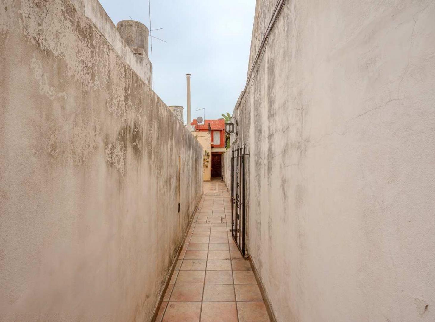 Foto de VENTA 2 PH MULTIFAMILIAR CASEROS PERMUTA, imagen 4