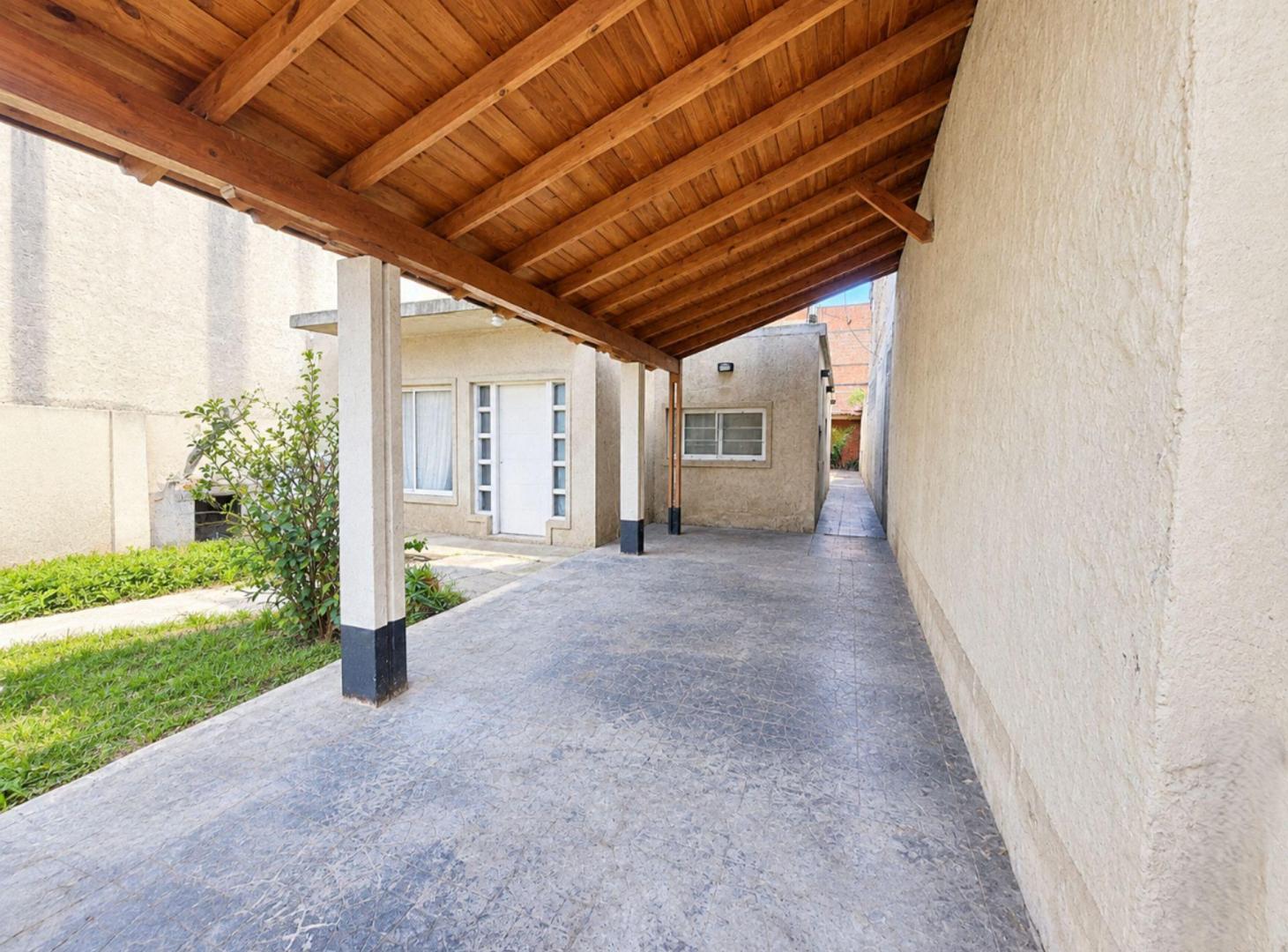 Foto de VENTA CASA 3 AMB LOTE PROPIO - COCHERA EN CASEROS, imagen 2