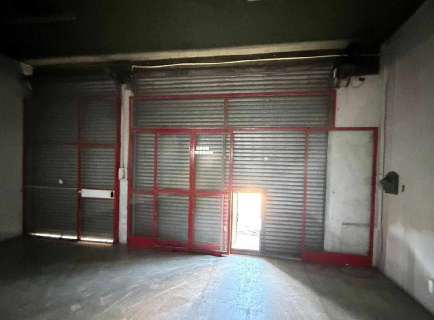 Foto de LOCAL COMERCIAL CON DOS PERCIANAS Y MARQUESINA, imagen 2