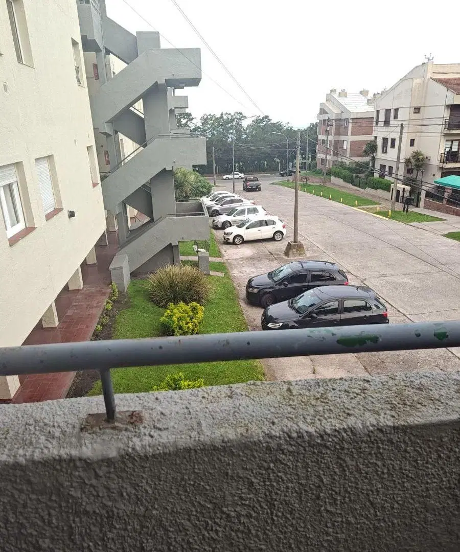 Depto. 2 amb. + espacio para auto. Balcón/terraza con vista parcial al mar (zona Golf/Alem) 8