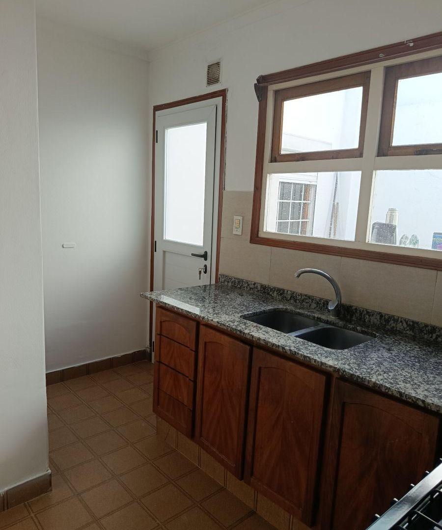 Foto de Alquiler PH 3 amb con patio Zona Guemes, imagen 1